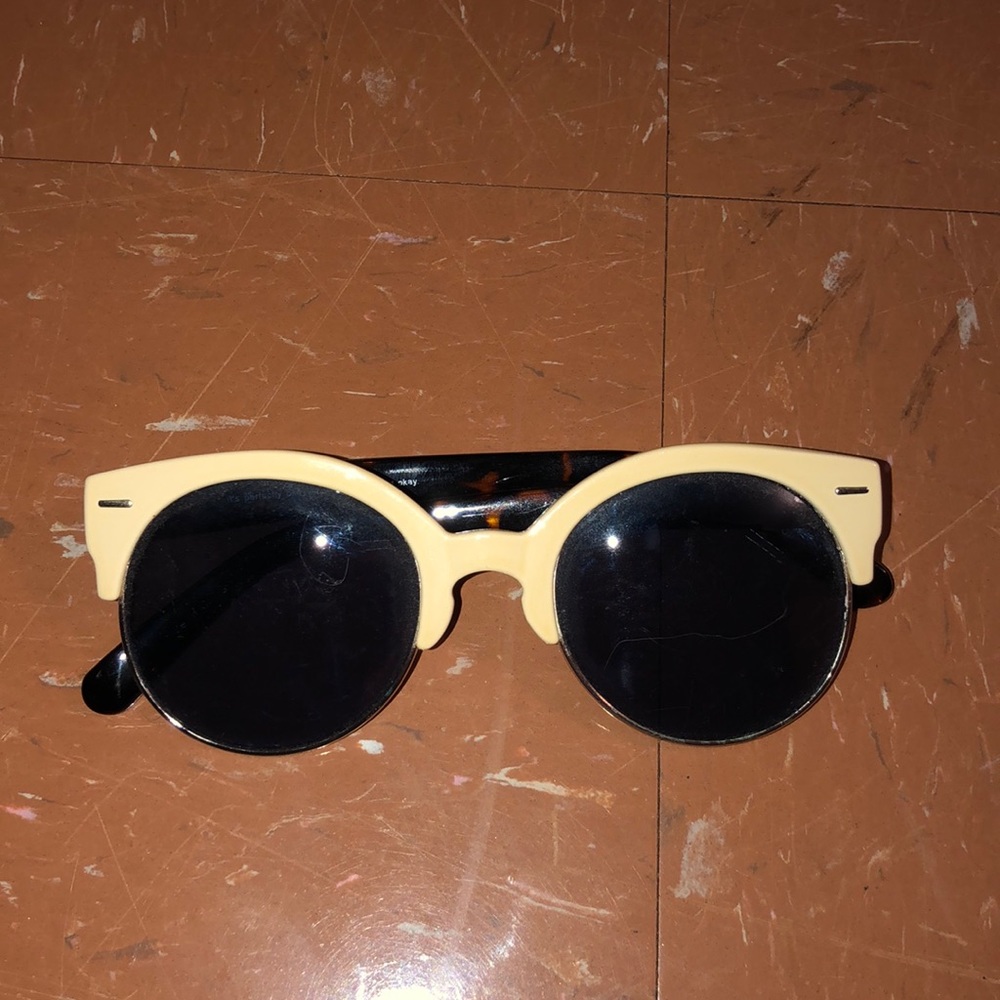 Circle sunglasses with white rim
